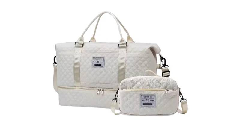 Vit weekendväska till dam i quiltat tyg. Öppningsbart skofack i botten.